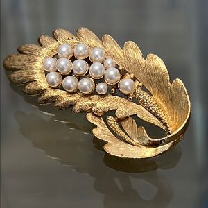 60’s leaf pattern gold tone and faux pearl brooch.